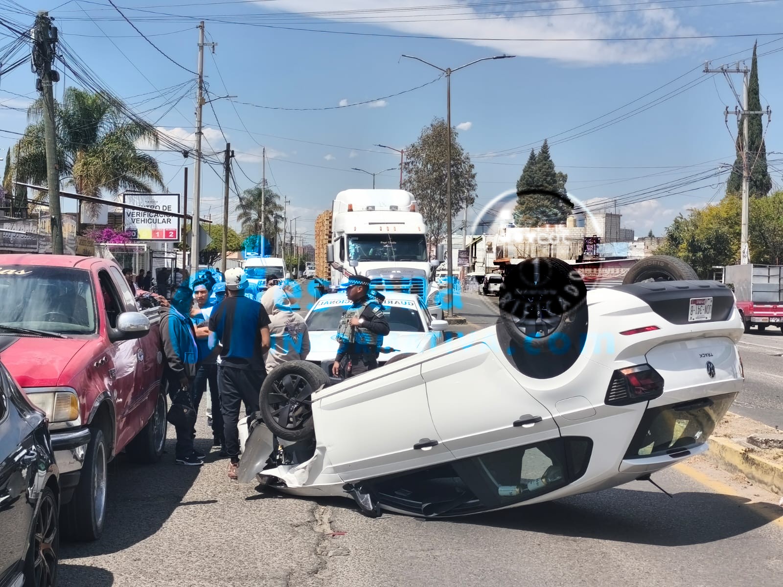 Vuelca auto tras choque por alcance en la Tlaxcala–Puebla, en límites de Zacatelco y Xicohtzinco