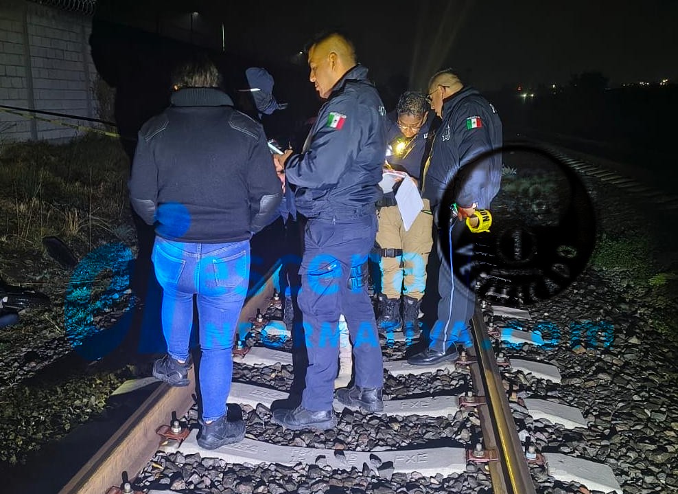 Debajo de una moto hallan a un hombre sin vida; otro fue hospitalizado grave, en Tzompantepec